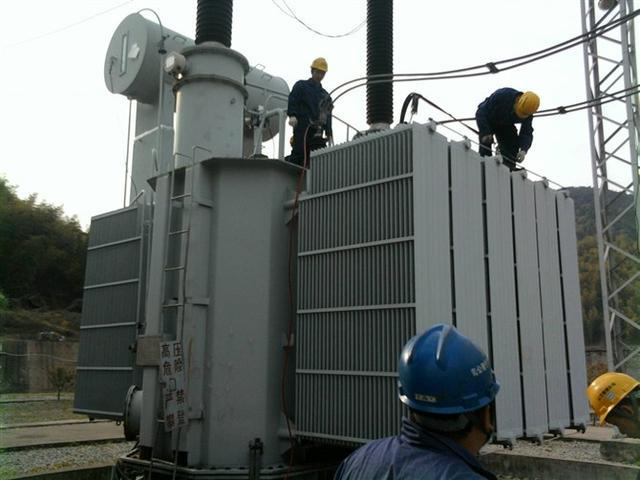 作業(yè)人員安全保護(hù)繩系在安全水平保護(hù)繩上，確保在變壓器本體上移動始終不會失去保護(hù)。