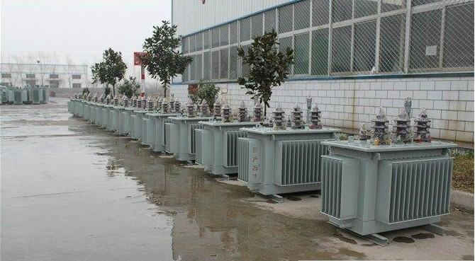 油浸式變壓器的保養(yǎng)如何去做？預防滲漏油：油浸式變壓器在油箱內充滿變壓器油，裝配中依靠緊固件對耐油橡膠元件加壓而密封。